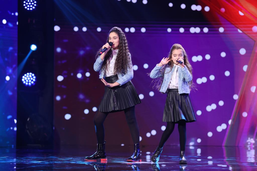 Surorile Anne Marie și Sophia vor urca pe scena de la ”Românii au Talent”