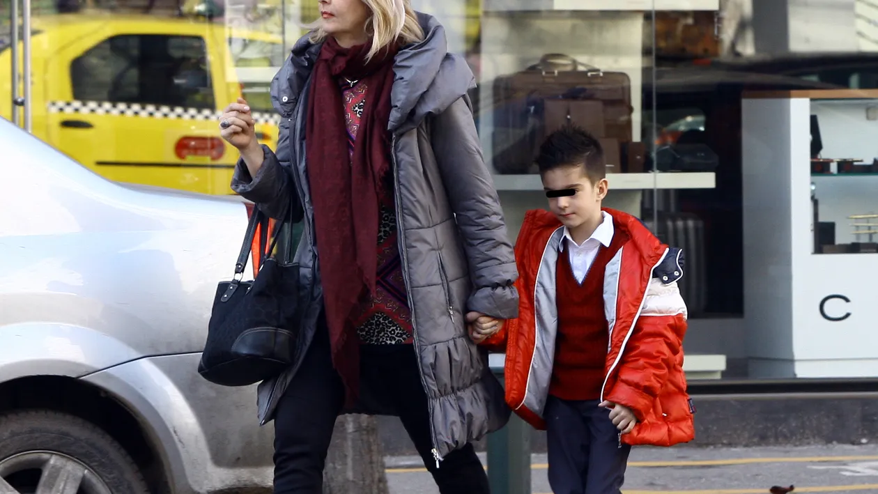 O mama temerara! Marciuc s-a urcat in masina si si-a lasat fiul de 7 ani sa se descurce singur in mijlocul strazii!