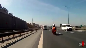 Uite ce vede un motociclist cand se rastoarna in trafic