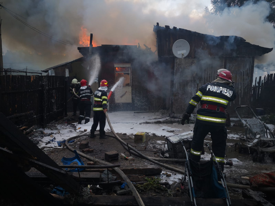 Tragedie. O familie din Moinești se zbate între viață și moarte, în urma unui incendiu care le-a ars casa și toată averea.