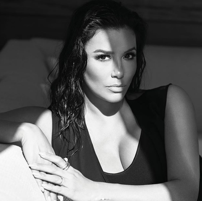 Eva Longoria, ședință foto sexy în ultima lună de sarcină! Cum s-a pozat în piscină