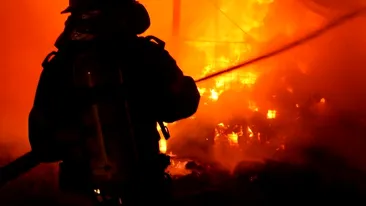Breaking News! 168 de pompieri se luptă cu un incendiu uriaş în Bronx, după ce a luat foc un magazin de mobilă