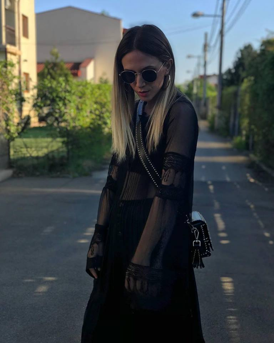 Adela Popescu, supraponderală și cu lenjeria intimă pe afară. O fană a criticat-o imediat: „S-a transformat rău”