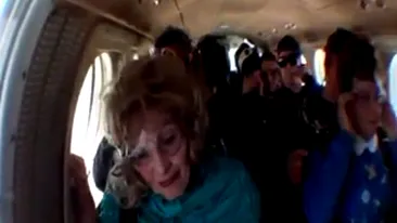 VIDEO Dupa ce o sa vezi asta o sa te gandesti de o mie de ori inainte sa te mai urci in avion! Vezi ce s-a intamplat cu o batrana care a fost fortata sa se arunce cu parasuta!