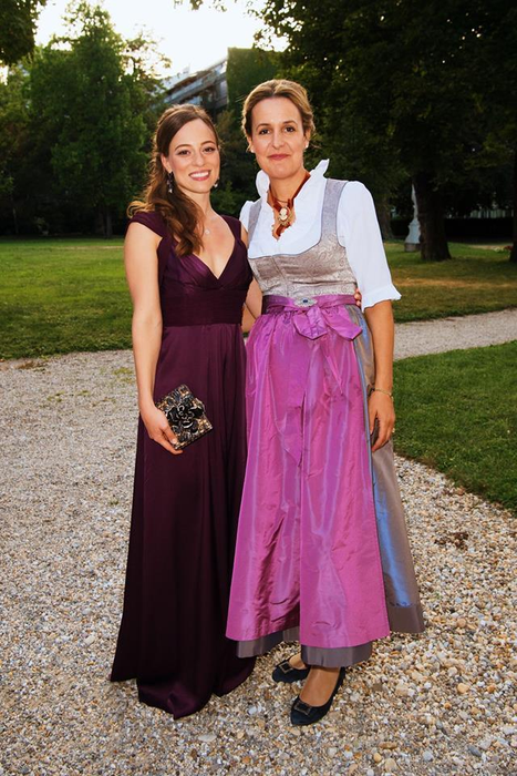 Pentru petrecerea fastuoasă, Alina Binder a ales o rochie violet, lungă şi cu decolteu