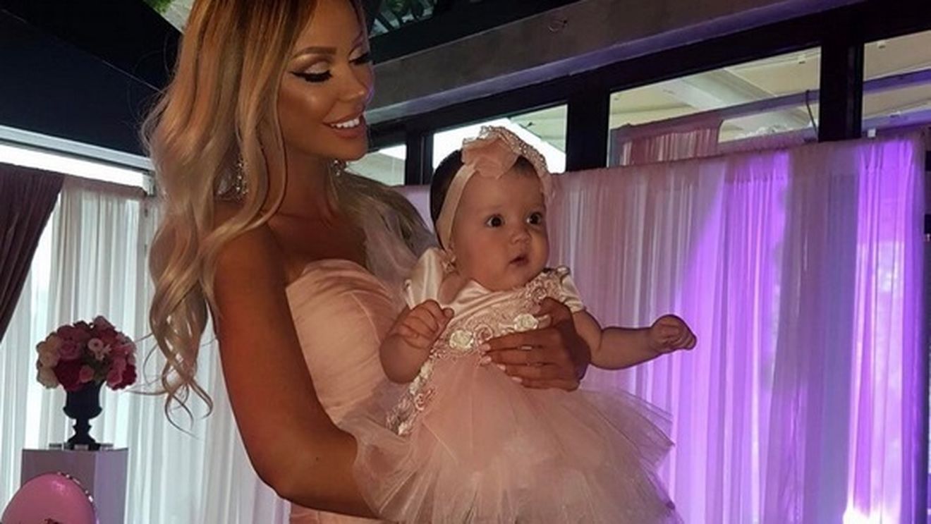 Ne-a dezvăluit în exclusivitate cât cere pe ele. Bianca îşi vinde rochiile purtate la botez!