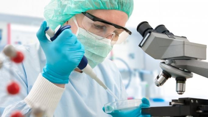 Prima țară din lume care a autorizat infectarea persoanelor sănătoase pentru a testa eficiența medicamentelor anti-COVID