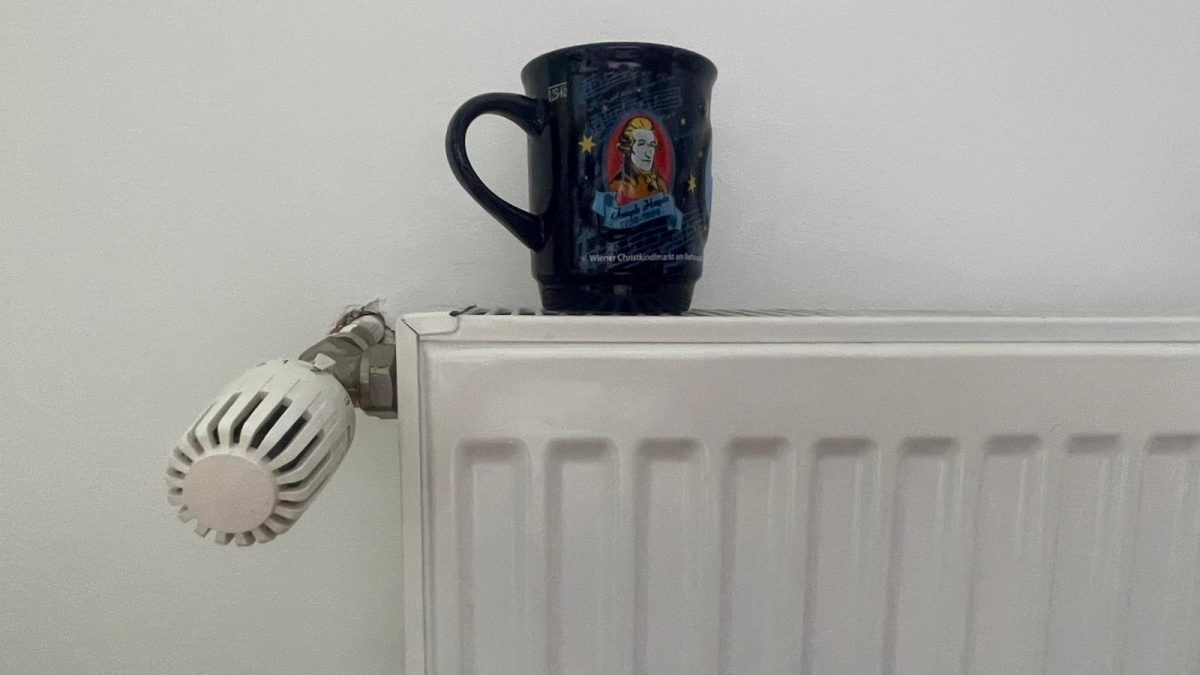 De ce trebuie să pui o cană cu apă pe calorifer iarna. Trucul la care apelează mulți oameni