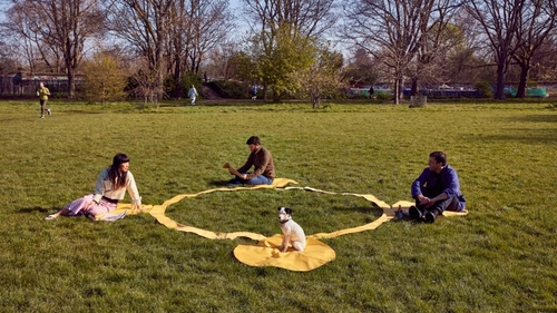 A fost inventată pătura anti-coronavirus pentru picnic! Vezi cum arată