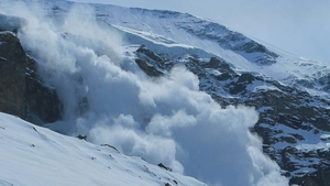Turiştii sunt în pericol! COD PORTOCALIU de AVALANŞĂ la munte! Vezi aici care sunt zonele afectate