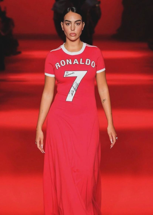 Georgina Rodriguez a încins atmosfera la Săptămâna Modei de la Paris. Logodnica lui Cristiano Ronaldo a defilat pe podium într-o costumație aparte. FOTO