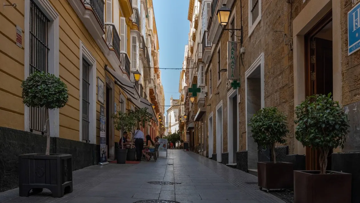 Mai mulți români, plătiți cu 5000 de euro să părăsească o clădire pe care o ocupaseră cu forța