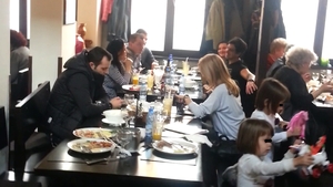 Imagini rare cu prezentatorul TV in sanul familiei! Mihai Morar si-a scos sotia si fiicele la separeu... La Moraru'!