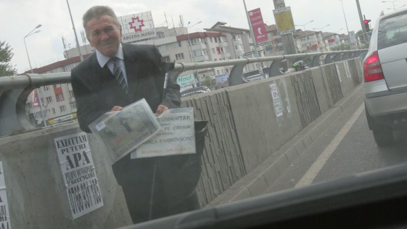 Îl mai ţineţi minte pe profesorul care îşi cheltuia banii din cerşit la păcănele? Acum şi-a făcut Facebook. Cum arată în prezent 