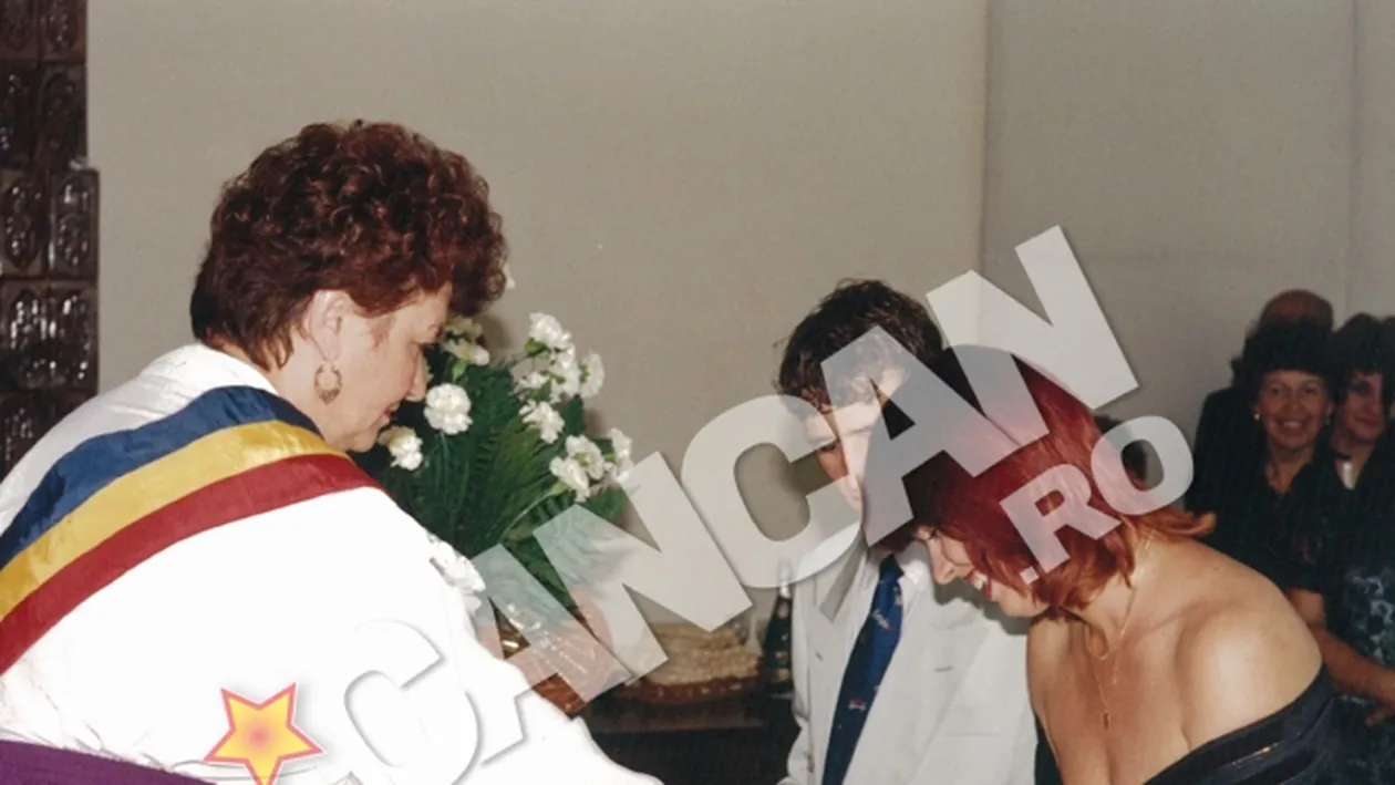 Uite ce fericit parea Laurentiu Reghecampf alaturi de Mariana, prima lui sotie! Vezi aici imagini de la cununia civila si din vacantele lor, la mare!