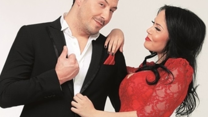 Fotografiile care nu mai lasa loc de indoieli! Stefan Stan a dus o domnisoara intr-un apartament! Mantea l-a prins!