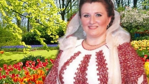 Cea mai curajoasă "populăroasă"! Corina Dragomir, salt cu paraşuta şi parapanta. Uite ce comori ascunde în şifonier