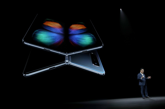 SAN FRANCISCO, CALIFORNIA - FEBRUARY 20: DJ Koh, President and CEO of IT & Mobile Communications Division of Samsung Electronics, announces the new Samsung Galaxy Fold smartphone during the Samsung Unpacked event on February 20, 2019 in San Francisco, California. Samsung announced a new foldable smart phone.   Justin Sullivan/Getty Images/AFP
== FOR NEWSPAPERS, INTERNET, TELCOS & TELEVISION USE ONLY ==