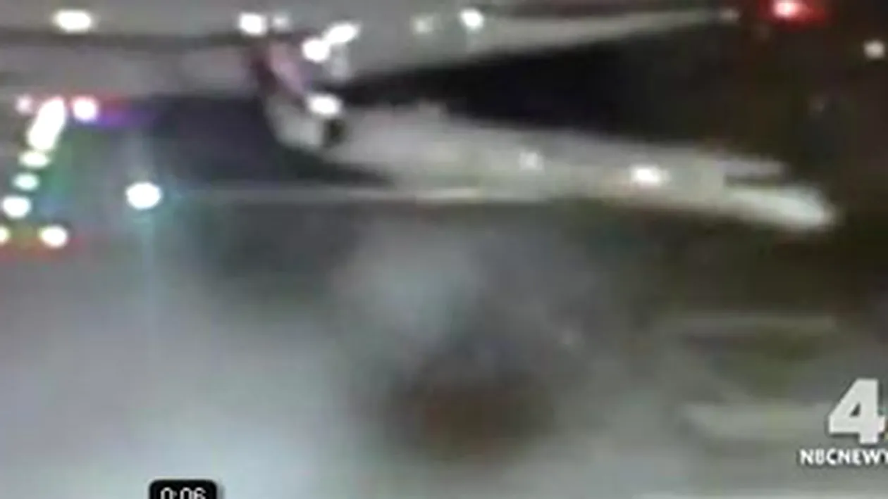 VIDEO O aeronava cu punte dubla a lovit un avion de linie pe aeroportul JFK