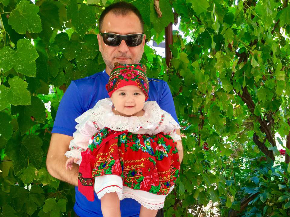 Anais, fiica lui Christian şi a Iuliei Sabbagh, este o  mică vedetă pe reţelele de socializare