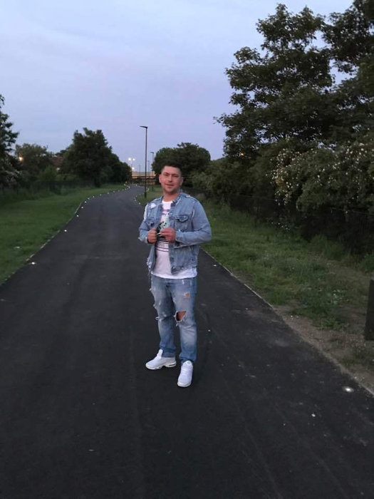 Atenţie! Imagini cu un puternic impact emotional Un brutar român i-a atacat pe terorişti din Londra cu… mătura şi făcăleţul: ”I-am dat un baschet în cap de l-am zăpăcit!”