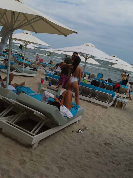Ioana Filimon, discuții pe plajă cu un amic