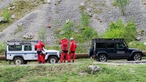 Cinci turiști, izolați în zona Valea Rea din Argeș, după ce un râu s-a umflat din cauza ploilor