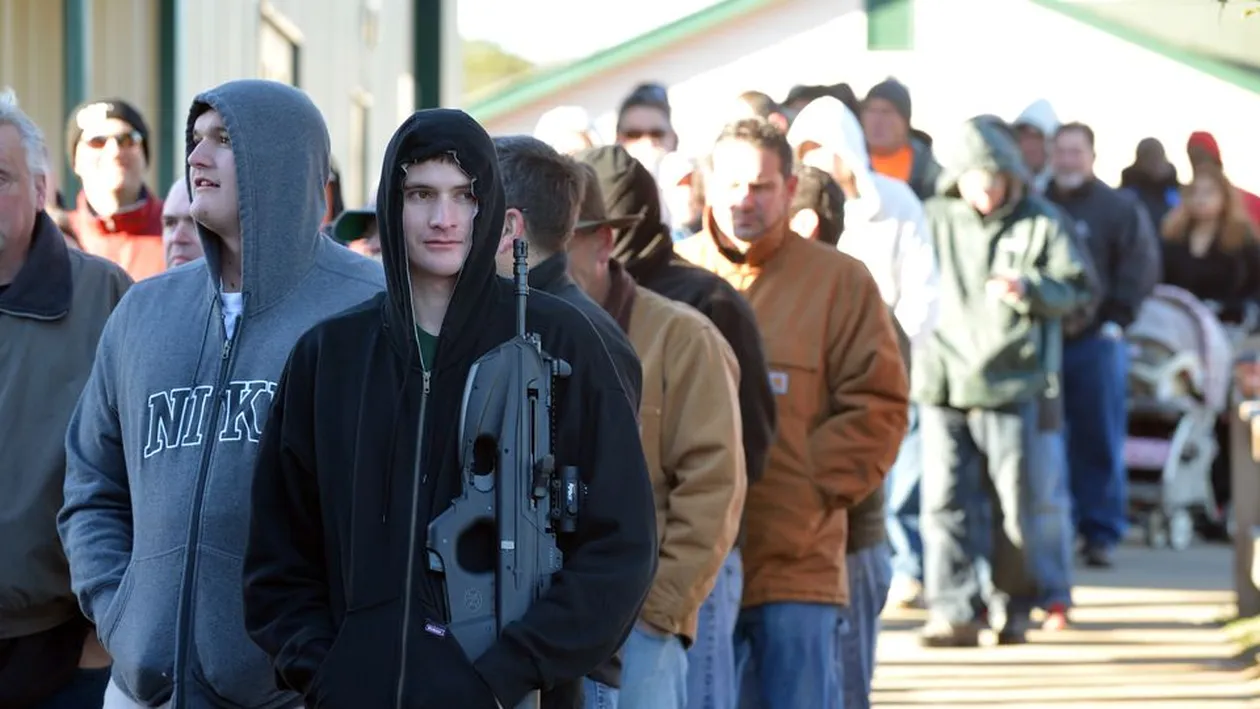 Foame mare sau solidaritate? Americanii isi dau pistoalele pentru cecuri-cadou