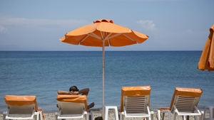 Prețurile au explodat! Cu câți lei se închiriază un șezlong sau un baldachin pe o plajă din Mamaia