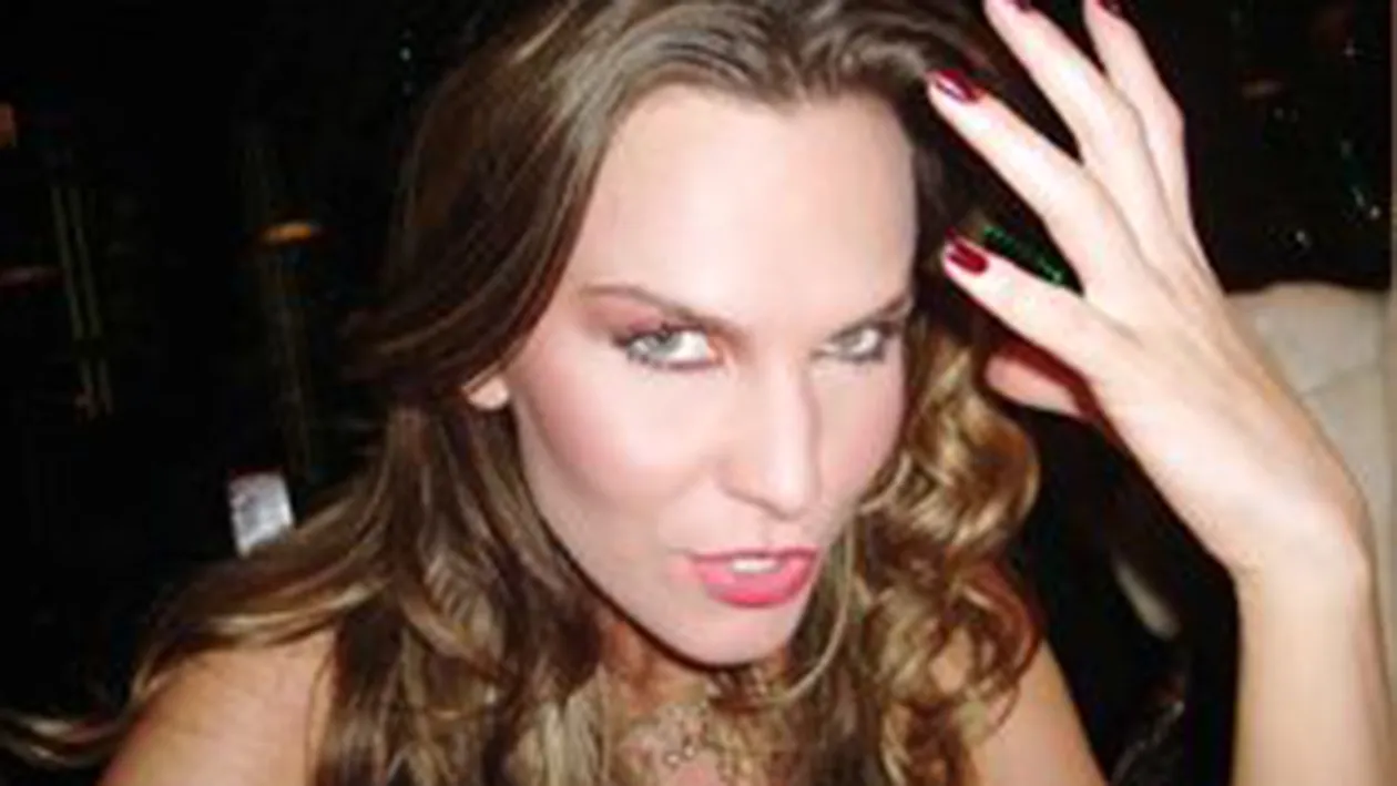 Strigator la cer: Anna Lesko, imbracata indecent si cu sanii in vant langa Capela Sfanta Treime!