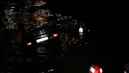Şase persoane au fost rănite după ce au plonjat cu maşina în râul Dâmboviţa!