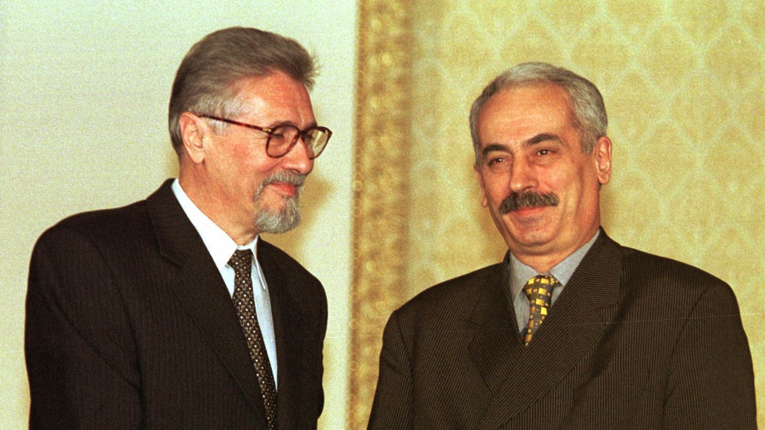 Crăciunul politicienilor în 1999: cabane, sarmale și liniștea dinaintea schimbării de mileniu