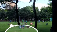 S-a dezbrăcat în Parcul Tineretului de faţă cu toţi copiii! Toată lumea i-a făcut poze acestei brunete!