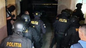 Percheziții la o grupare care exploata sexual tinere, dar și minore. Aveau chiar și 10 clienți pe zi, iar partida de amor costa...