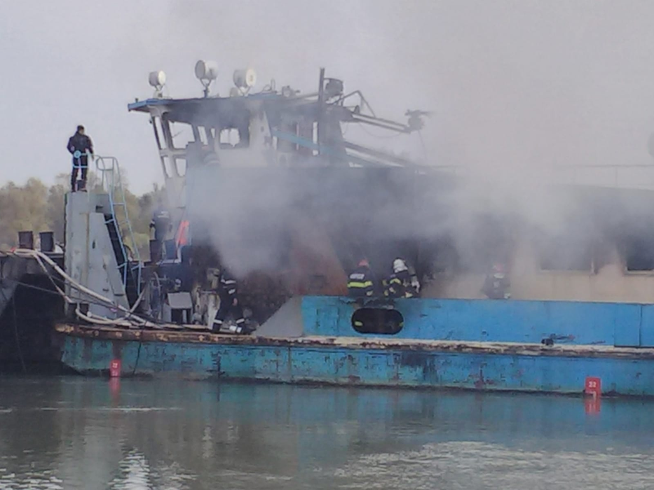 Incendiu puternic pe Dunăre, la o barjă cu bauxită. Pompierii s-au luptat minute în șir cu flăcările