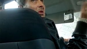 VIDEO FABULOS! Reactia unui client care a pacalit un taximetrist ca este strain: "Sa-mi multumesti ca nu-ti dau un cap in gura"