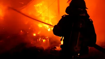 Incendiu puternic la o fabrică de mase plastice din judeţul Ialomiţa