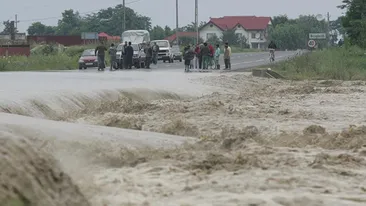 Situaţie dramatică! Mii de oameni izolaţi şi case luate de ape, în mai multe judeţe! Autorităţile au emis COD ROŞU