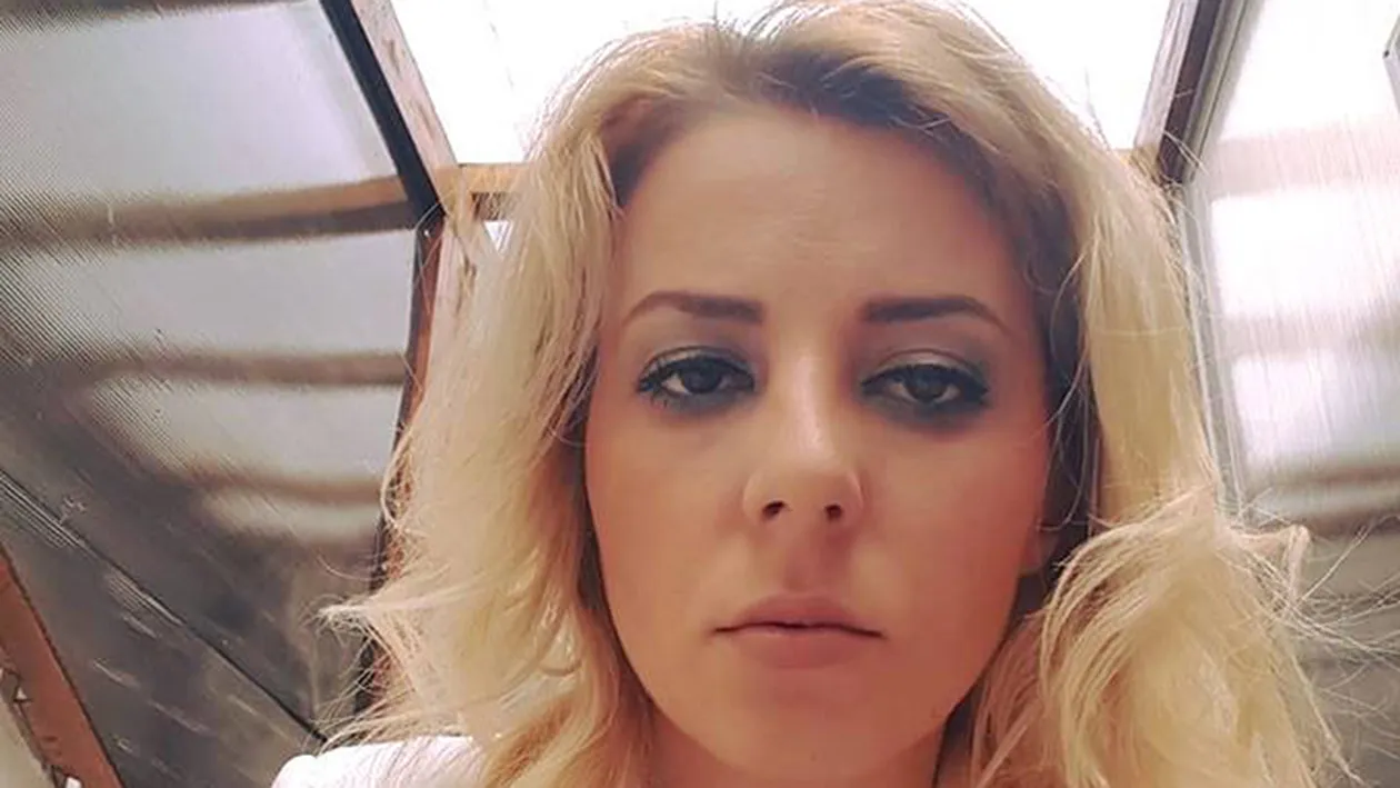 ALINA PLUGARU a încins din nou imaginaţia fanilor! S-a aşezat sexy pe un fotoliu şi le-a arătat...