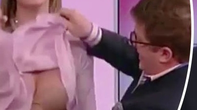 VIDEO / Incident JENANT în direct! Un prezentator TV i-a ridicat bluza colegei şi a arătat lumii întregi ce ascunde în sutien