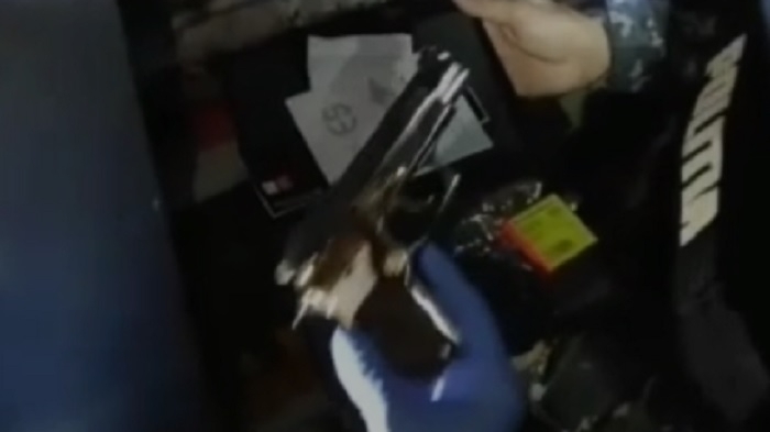 VIDEO. Traficanţi de arme din Dolj, "călcați" de mascaţi. "Marfa" era adusă din Bulgaria