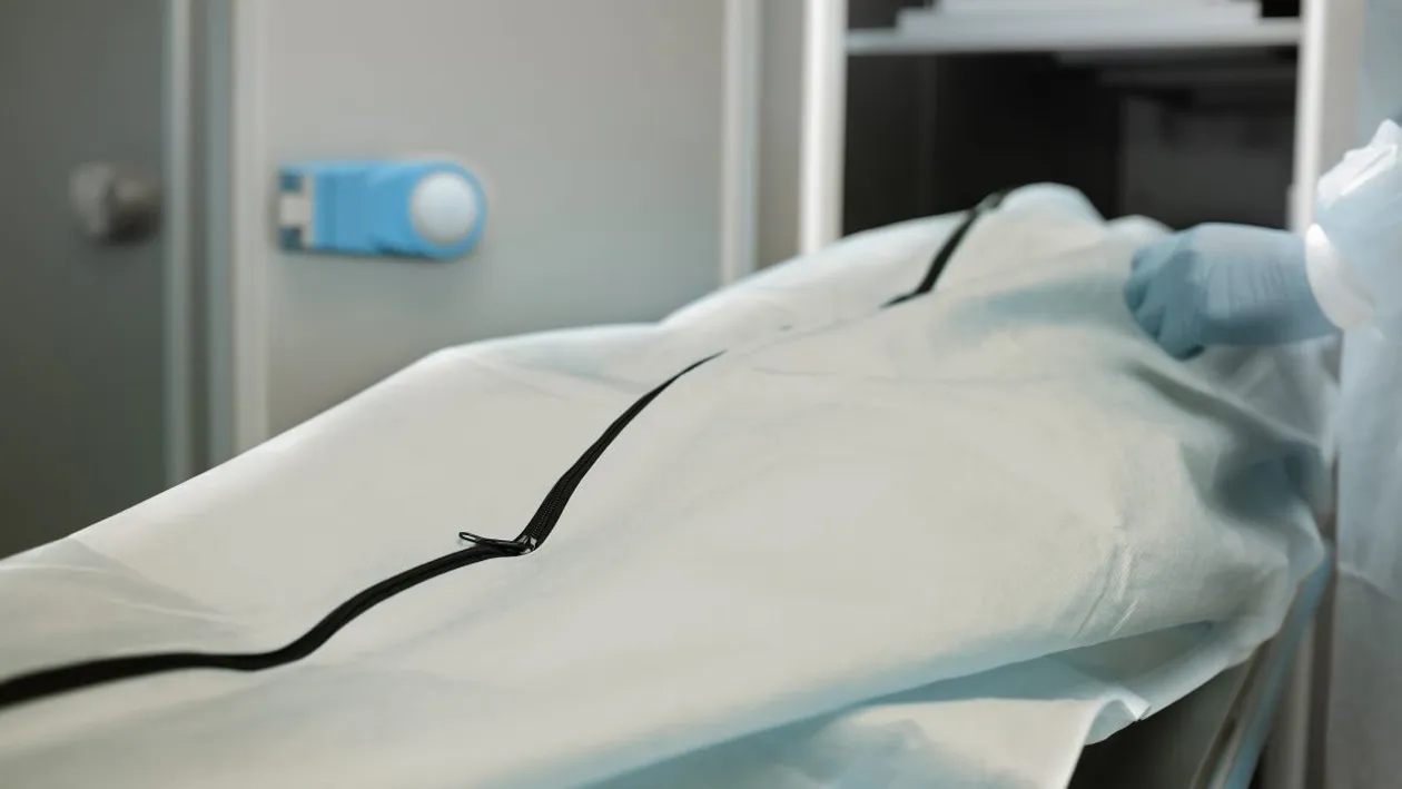 Un bărbat din Turnu Măgurele care a murit acum o lună a fost dezgropat. Ce nemulțumiri are familia