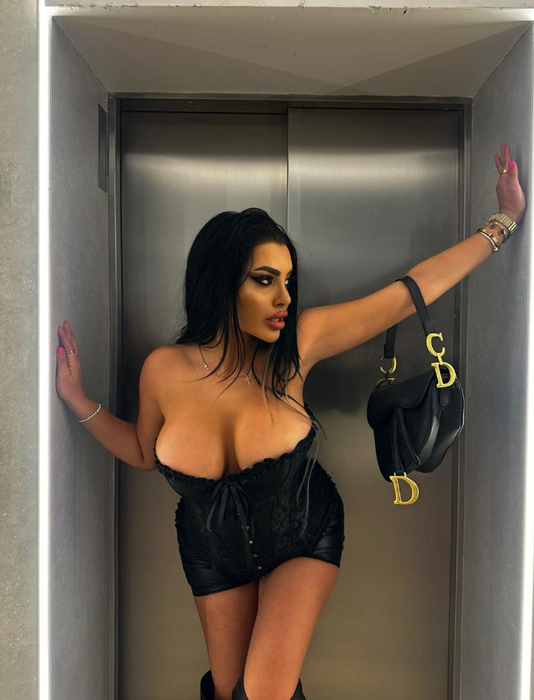 Bomba sexy a destrămat un cuplu din prima încercare! Detalii BOMBĂ din culisele show-ului Insula Iubirii! Cine a făcut senzație, cine a fost epavă