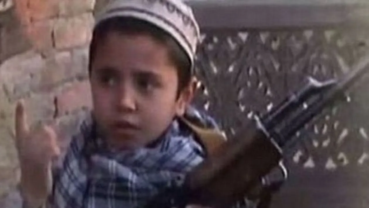 Un baietel de cinci ani a socat pe toata lumea! A inceput sa traga cu arma si ...! Incredibil ce a putut sa faca