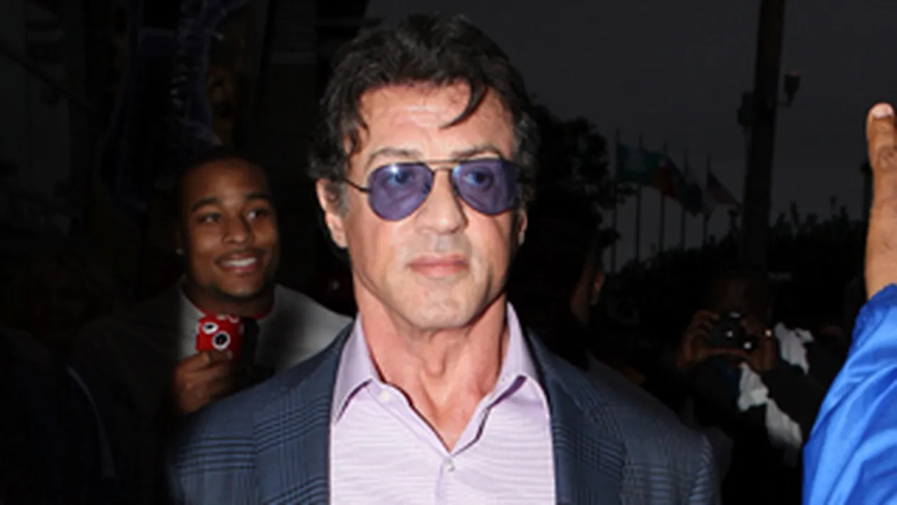 Camioneta condusa de Stallone in filmul The Expendables, vanduta pentru 132.000 dolari