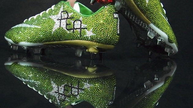 Ce manelist, acest coleg al lui Banel Nicolita de la St. Etienne! Are ghete batute cu Swarovski