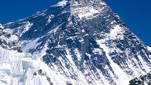 Un grup de leprosi nepalezi se antreneaza pentru a escalada Everestul