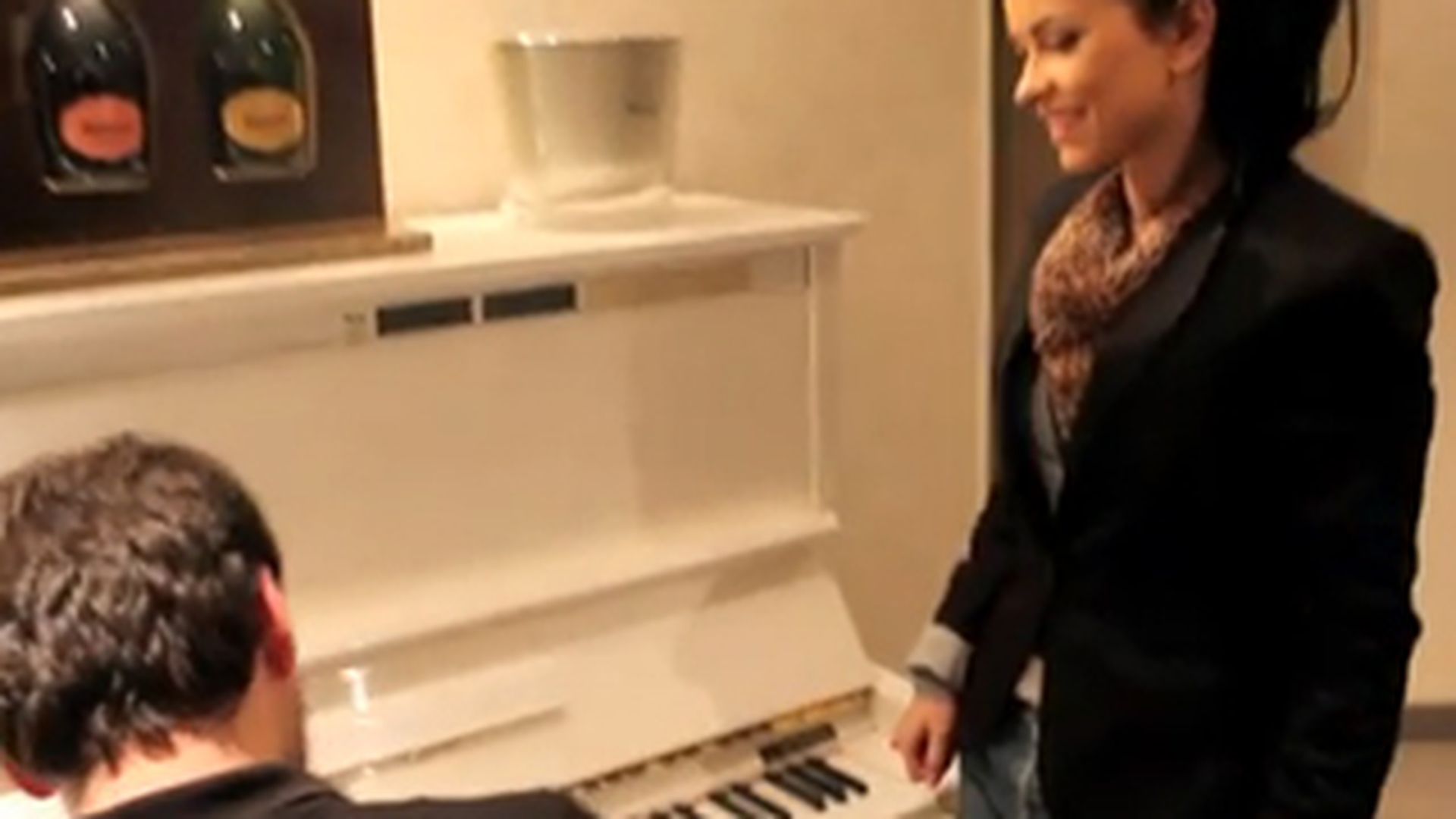 VIDEO Uite-o pe Inna cantand live impreuna cu tour managerul ei