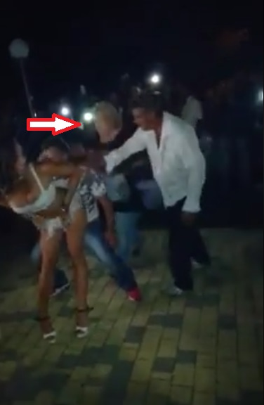 Momentul în care un bărbat este prins de soție în timp ce dansa lasciv cu o brunetă sexy! Imaginile au devenit virale