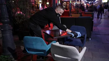 Cum a fost pedepsit un client de chelner la o terasă din Centrul Vechi: Dacă nu aveți mască, o să vă...